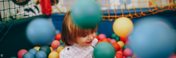 Kind spielt im Bällebad